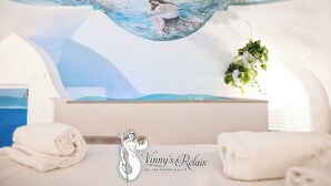 A room with a mural of a woman in a hammock, a hanging plant, and a logo for 'Vinny's Relais Deluxe Rooms & Suite'. - Vinny's Relais - Deluxe rooms & Suite (Vietri sul Mare)