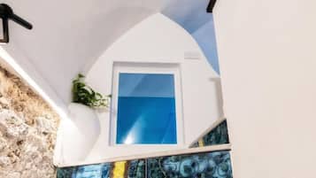 Ein Gebäude mit weißen Wänden und einer blautauschen Treppe, die zu einer Tür führt.