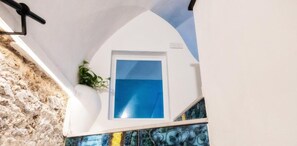 Un edificio de paredes blancas con una escalera azulada.