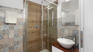 Douche, sĂšche-cheveux, serviettes fournies