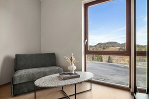 Escritorio y espacio para trabajar con laptop 