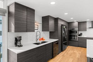 Refrigerador, microondas, horno y parrilla de estufa 