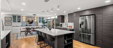 Kühlschrank, Mikrowelle, Ofen, Herdplatte