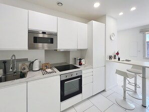 Mikrowelle, Ofen, Geschirrspüler, Toaster