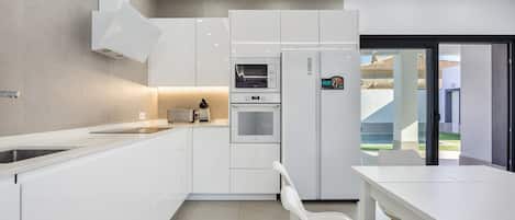 Frigorifero, microonde, forno, piano cottura