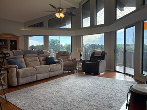 Toetasjesleilighet – signature, 4 soverom, kjøkken, utsikt mot bukt | Oppholdsrom | En 40-tommers smart-TV med digitale kanaler