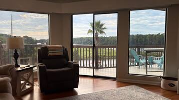 Signature maisonnette, 4 slaapkamers, keuken, uitzicht op de baai | Woonkamer