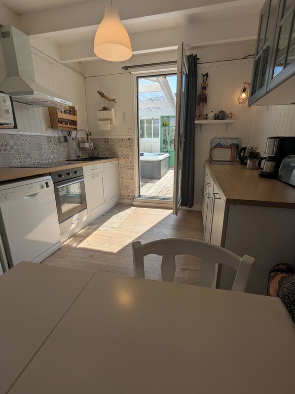 Mikrowelle, Ofen, Herdplatte, Geschirrspüler