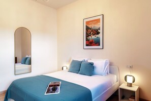 Villa, Lake View | Premium bedding, down comforters, iron/ironing board, cribs/infant beds