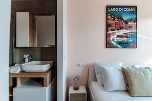 Villa, Lake View | Premium bedding, down comforters, iron/ironing board, cribs/infant beds - Villa Jolie (Calozzo)