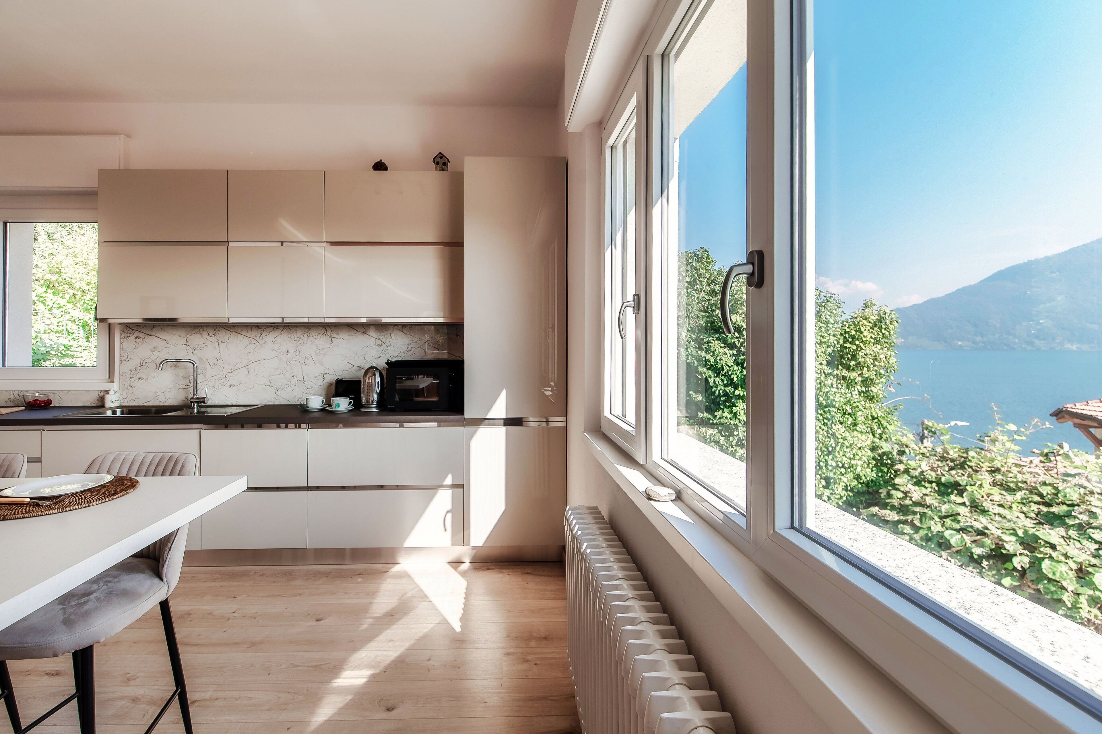 Vila, vista para o lago | Cozinha privada | Máquina de café expresso, geladeira grande, micro-ondas, fogão