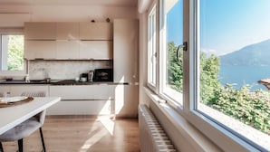Eine moderne Küche mit Seeblick und Bergblick.