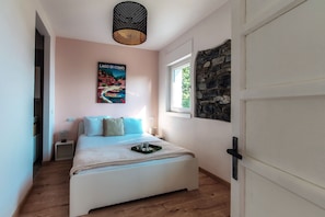 Villa, Lake View | Premium bedding, down comforters, iron/ironing board, cribs/infant beds - Villa Jolie (Calozzo)