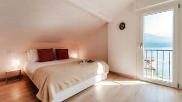 Villa, Lake View | Premium bedding, down comforters, iron/ironing board, cribs/infant beds