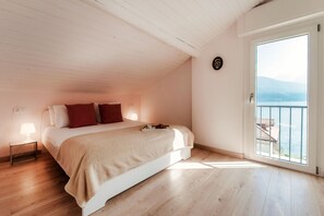 Villa, Lake View | Premium bedding, down comforters, iron/ironing board, cribs/infant beds - Villa Jolie (Calozzo)