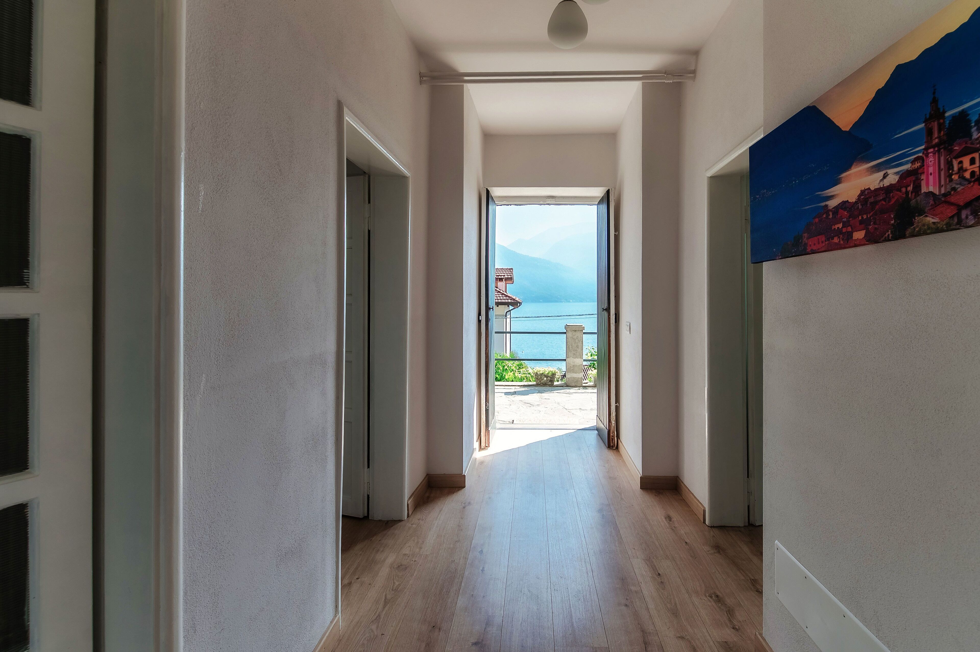 Un pasillo con vista a una playa y una montaña en la distancia.