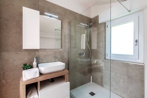 Villa, vue lac | Salle de bain | Douche, sèche-cheveux, bidet, serviettes fournies