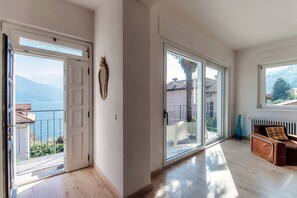 Villa, Lake View