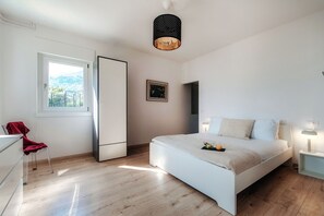 Villa, vista al lago | Ropa de cama de alta calidad, edredón y tabla de planchar con plancha 