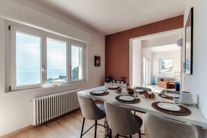 Villa, vistas al lago | Comedor