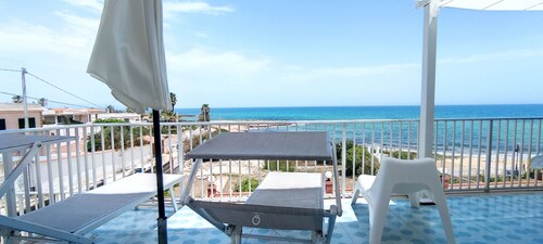 Apartment with terrace a few steps from the sea