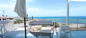 Apartment with terrace a few steps from the sea