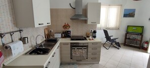 Réfrigérateur, four, plaque de cuisson, cafetiÚre/bouilloire