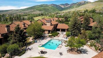 Een verwarmd zwembad