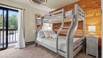 Een strijkplank/strijkijzer, gratis wifi, beddengoed