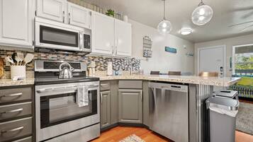 Een koelkast, een magnetron, een oven, een kookplaat