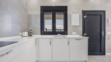 Frigorífico, microondas, horno y placa de cocina