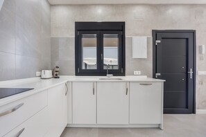 Frigorífico, microondas, horno y placa de cocina