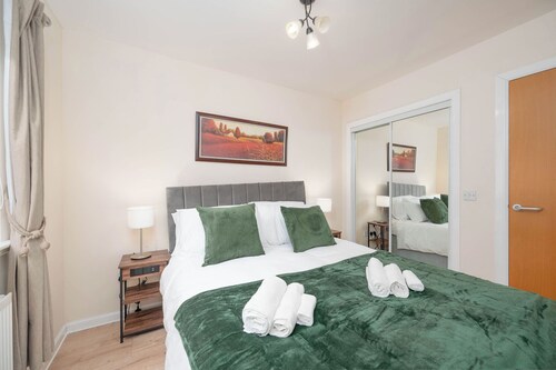 Cosy Spacious 2-Bed Ground-Floor Apartment Near Aberdeen Airport, ARI & P&J Live