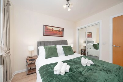 Cosy Spacious 2-Bed Ground-Floor Apartment Near Aberdeen Airport, ARI & P&J Live