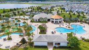 Un complexe hôtelier doté de plusieurs piscines, d’un parcours de golf et d’un grand parking.