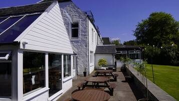 Vista frontal de la propiedad