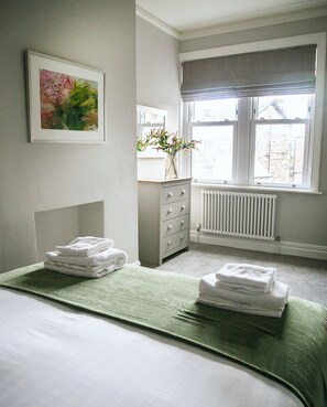 2 عدّة غرف نوم ومكواة/لوح كي وواي فاي وملاءات أسرّة