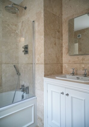 مجففات شعر، مناشف، صابون، ورق حمّام