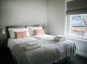 2 chambres, fer et planche à repasser, Wi-Fi, draps fournis