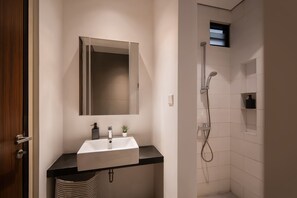 Deluxe Room | Bathroom | Free toiletries, towels, soap, shampoo - Cove Heritage (Curug)