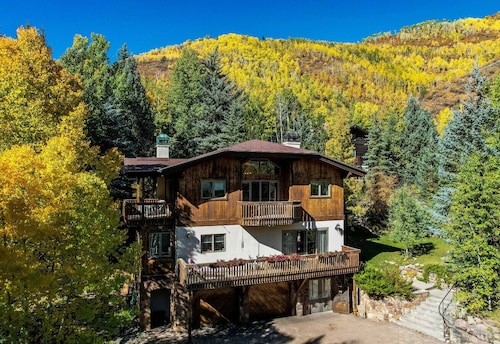 Vail Hideaway - Forest Views, Deck & Comfort