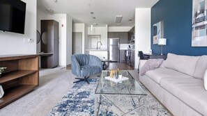 アパートメント (1 Bedroom) | リビング エリア | 50 インチのテレビ (デジタル放送視聴可)、卓球台