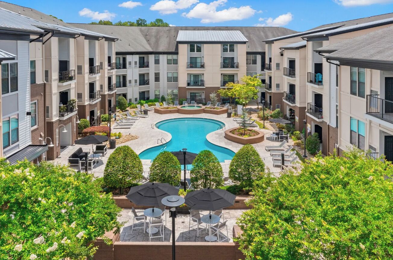 Een seizoensgebonden buitenzwembad en ligstoelen