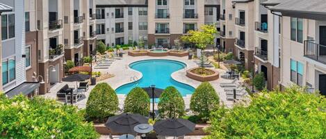 Een seizoensgebonden buitenzwembad en ligstoelen