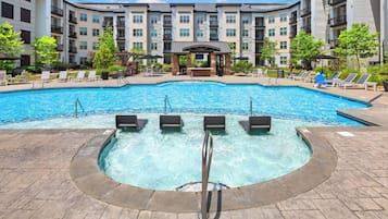 Piscina stagionale all'aperto, lettini