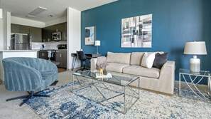 Departamento (1 Bedroom) | Área de sala de estar | Televisión de 50 pulgadas con canales digitales y tenis de mesa 