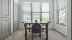 公寓 (1 Bedroom) | 私人廚房 | 雪櫃、咖啡機/沖茶器、餐桌