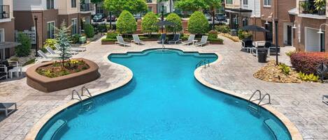 Piscine extérieure (ouverte en saison), chaises longues