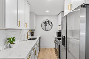 Jääkaappi, mikroaaltouuni, uuni, liesi