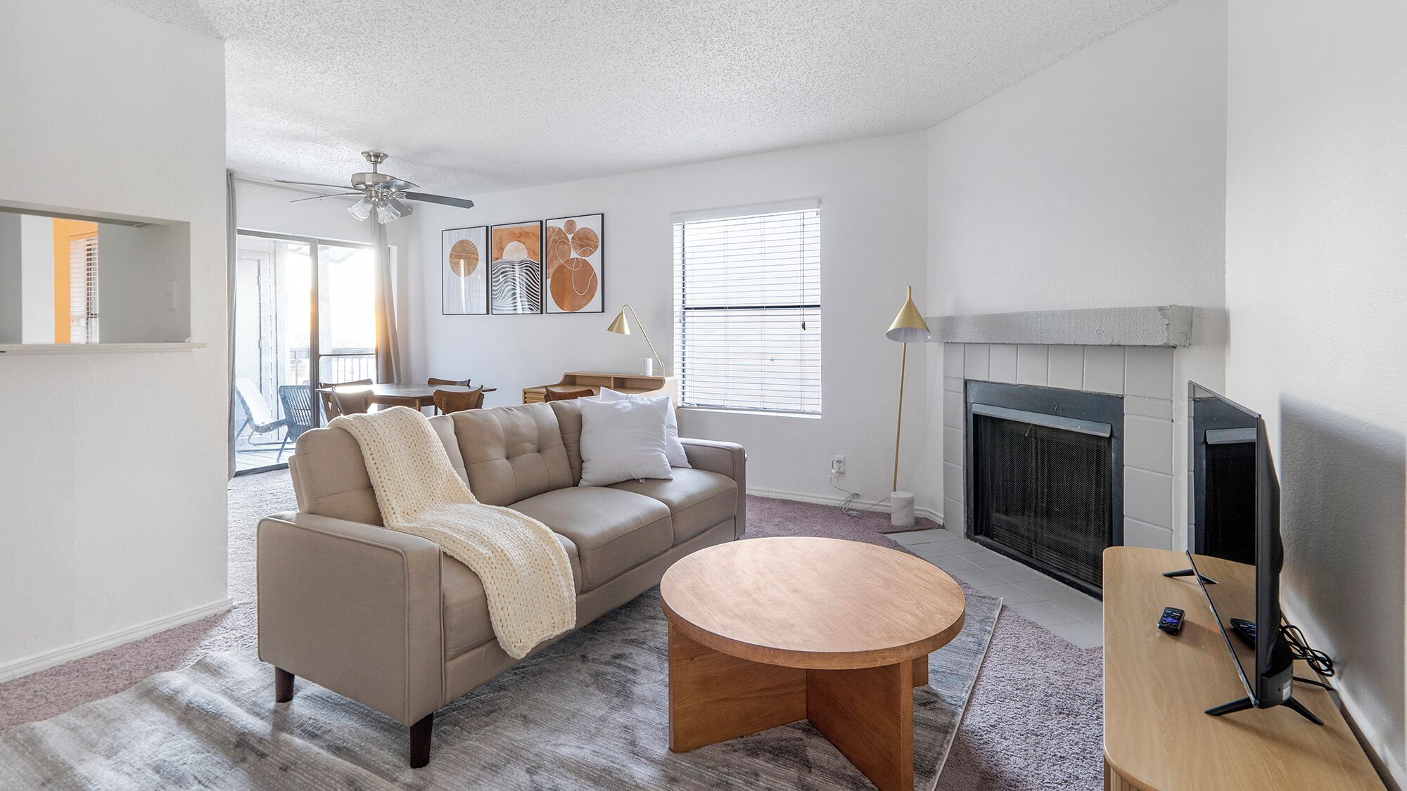 Departamento (2 Bedrooms) | Área de sala de estar | Televisión de 50 pulgadas con canales digitales 